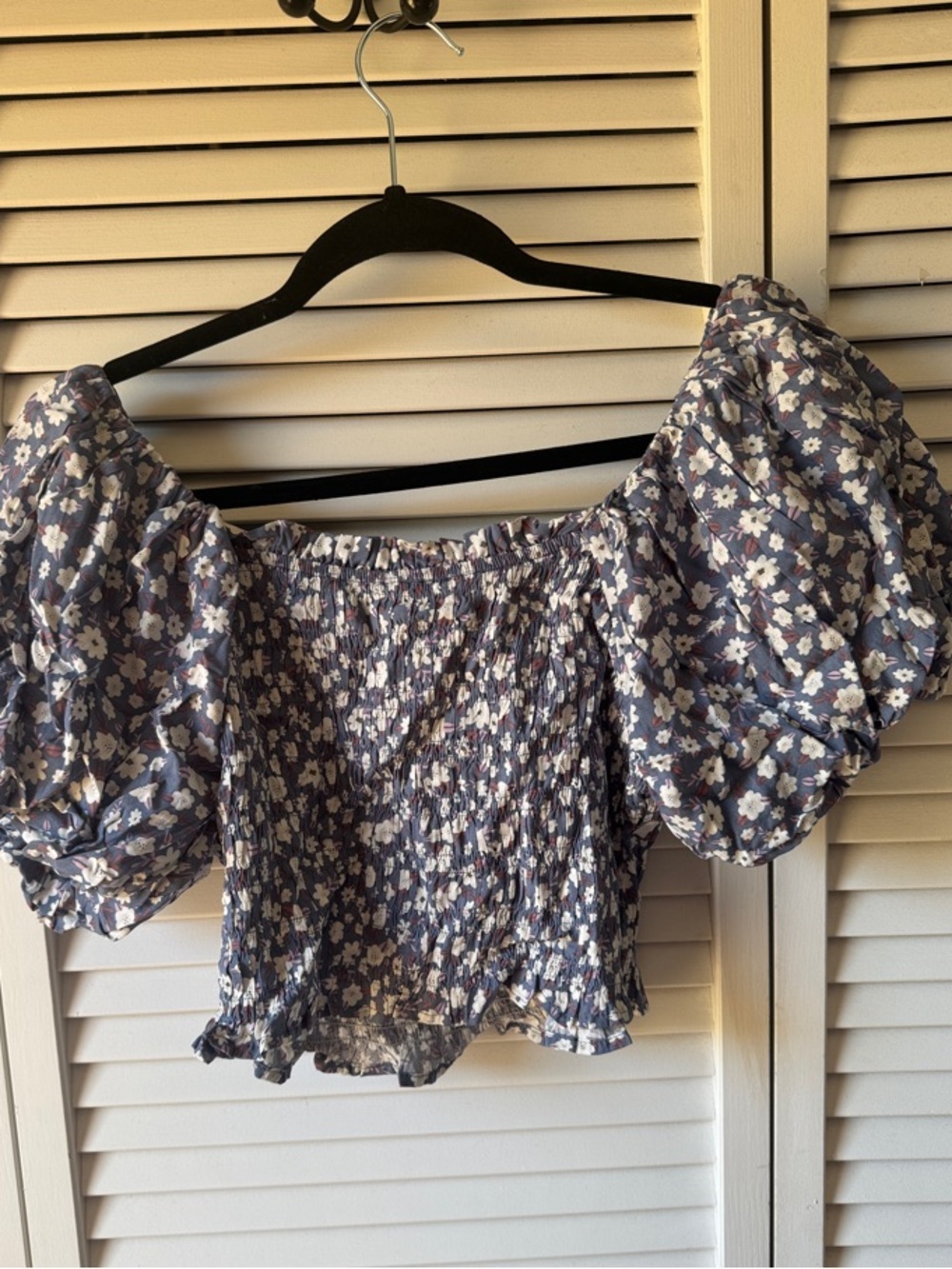 Listicle Lavender Blue Floral Puff-Sleeve Smocked Crop Top - Picture 2 of 4
